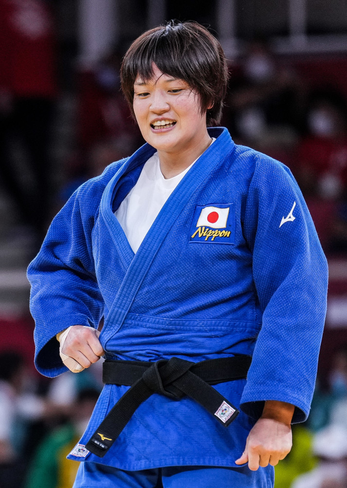 柔道选手实力强劲,荣膺冠军 柔道选手实力强劲,荣膺冠军
