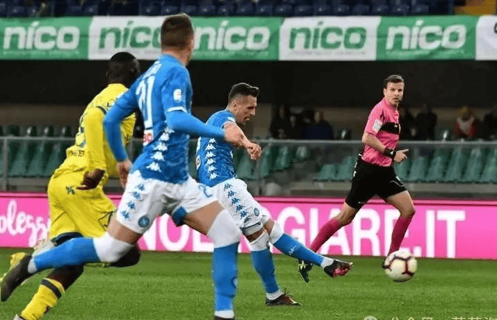 乌迪内斯前锋连入两球，成为全场焦点