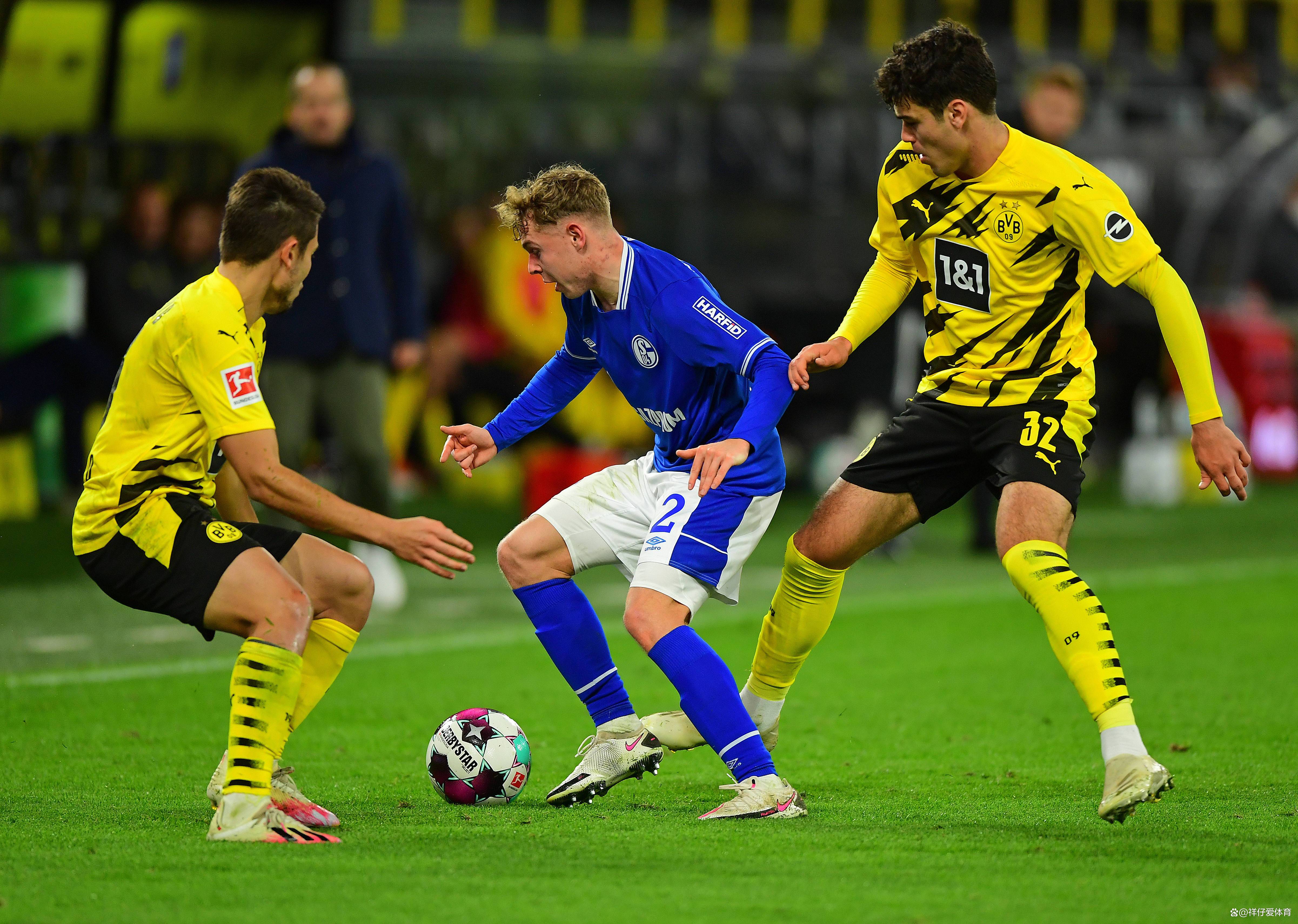 足球比赛中球员们的飒爽英姿