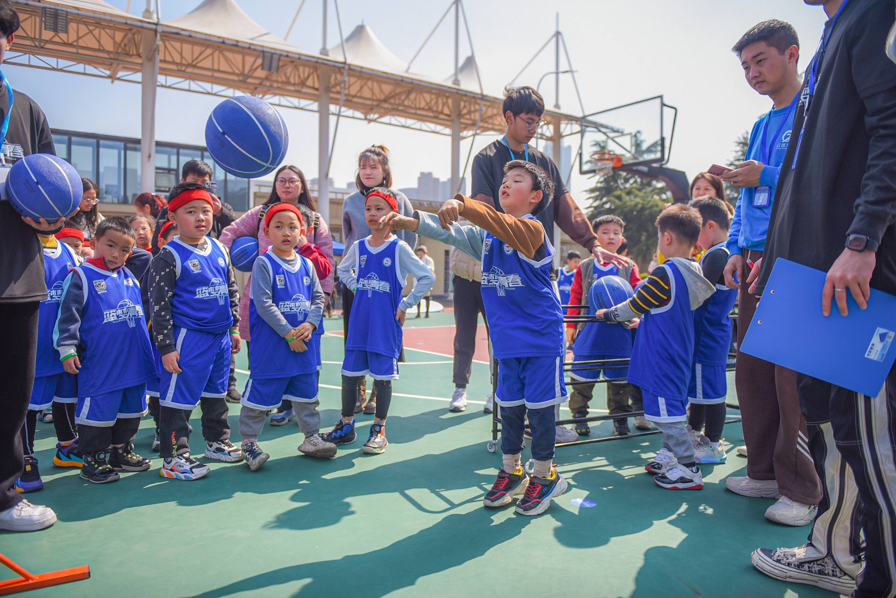 篮球赛事风云变幻，球员状态起伏不定的简单介绍