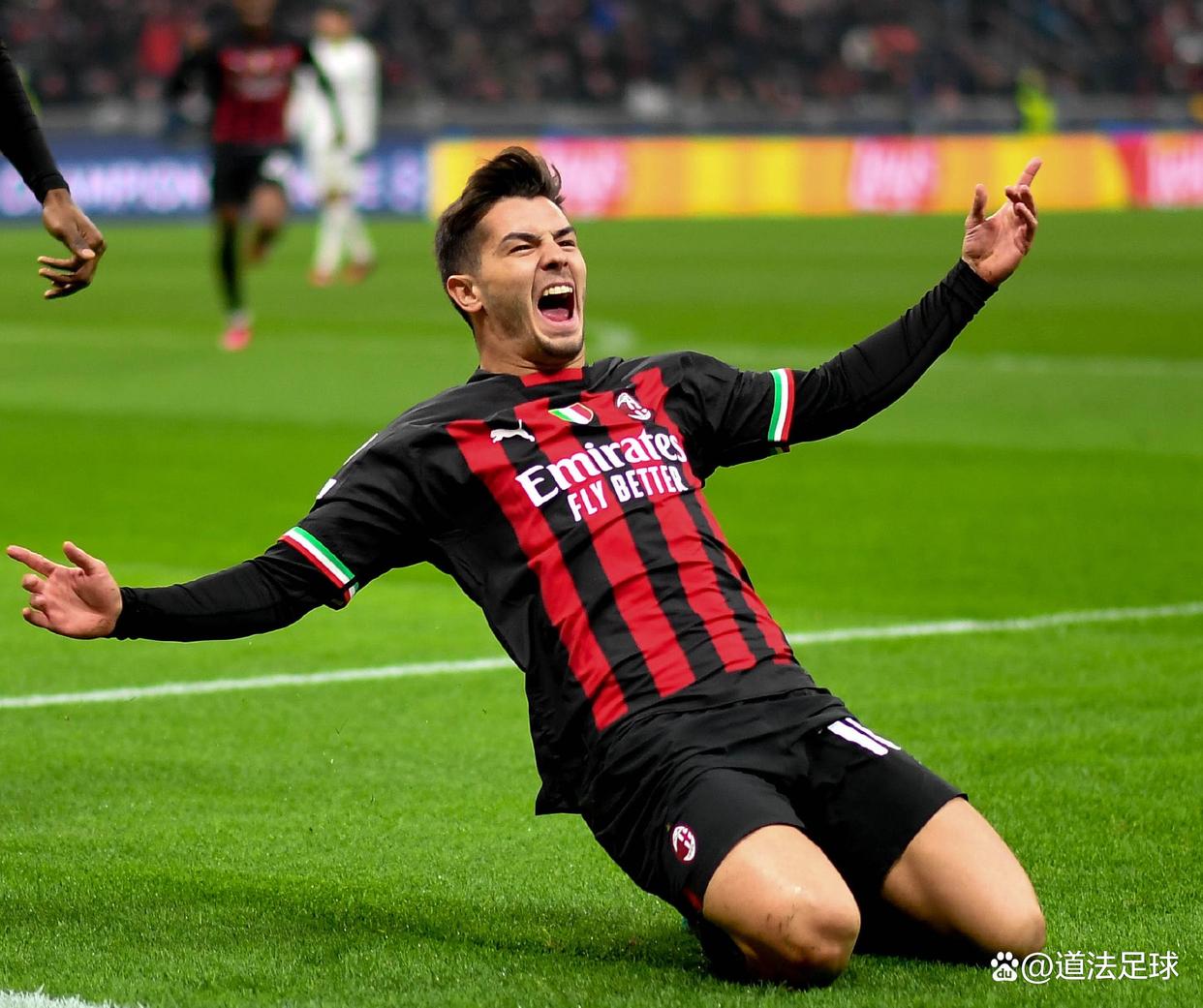 包含AC米兰一鼓作气意甲劲旅冲向高峰的词条