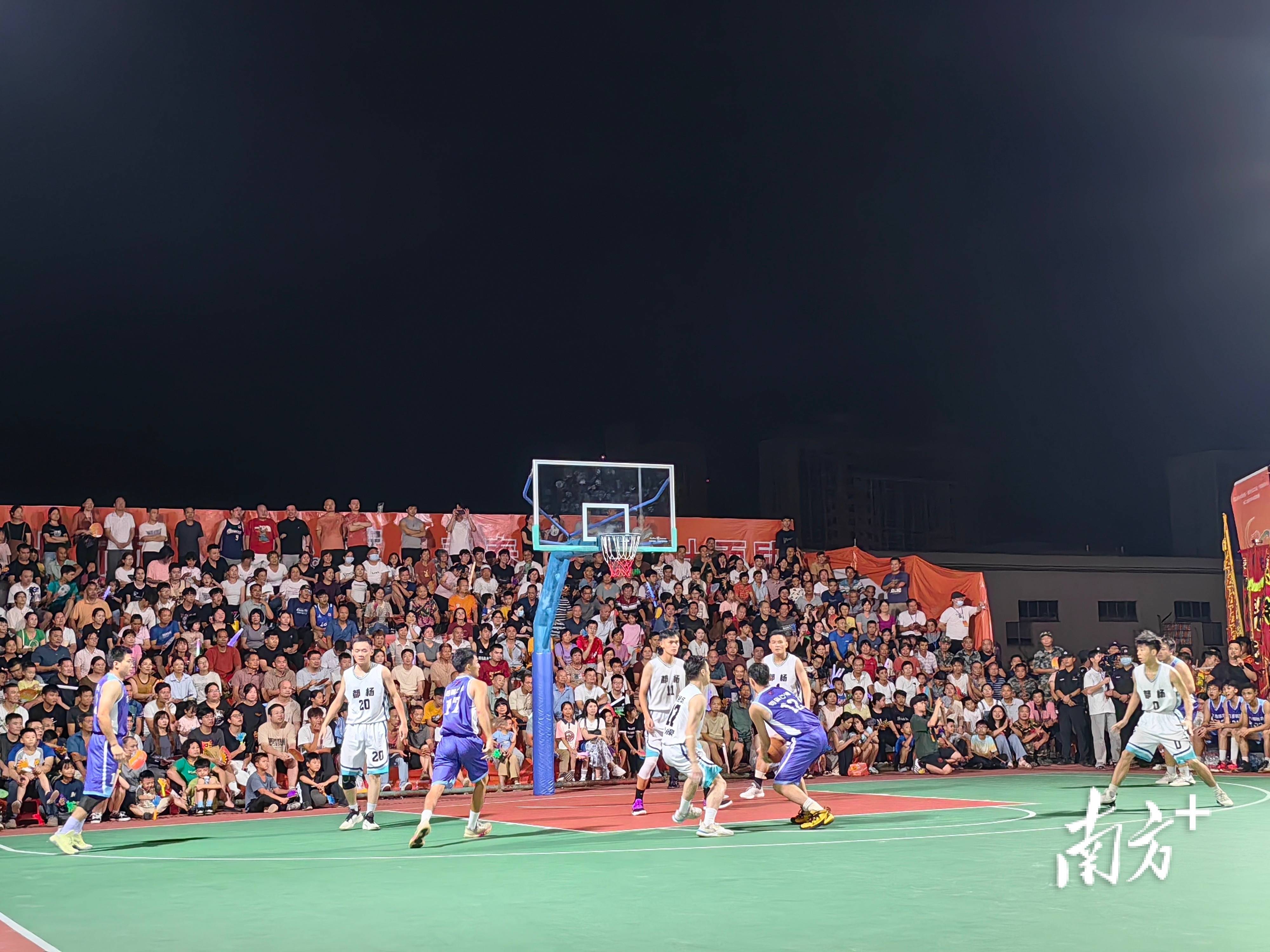 篮球赛场繁花似锦，精彩绝伦