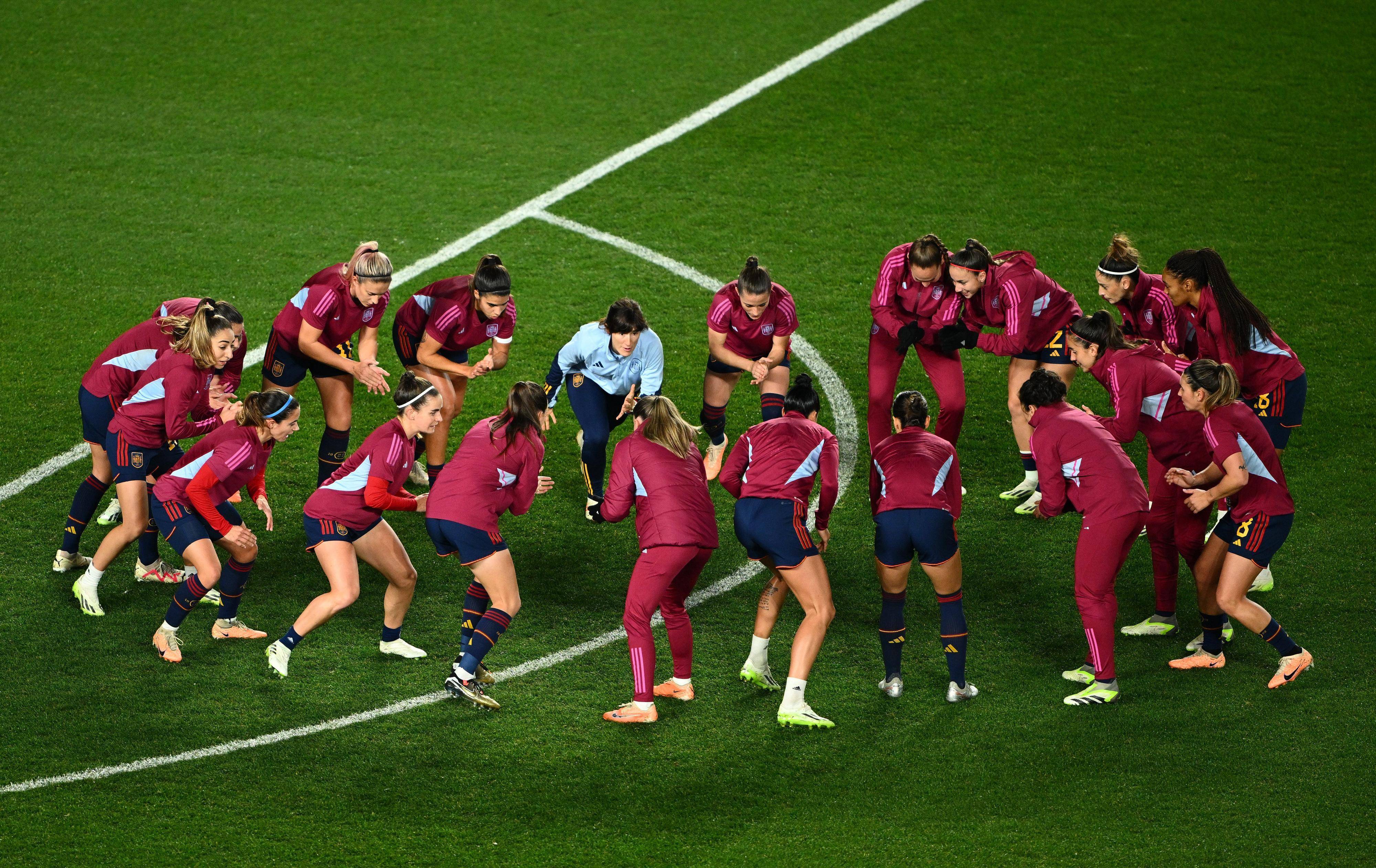 热衷足球的女性选手在比赛中积极对抗