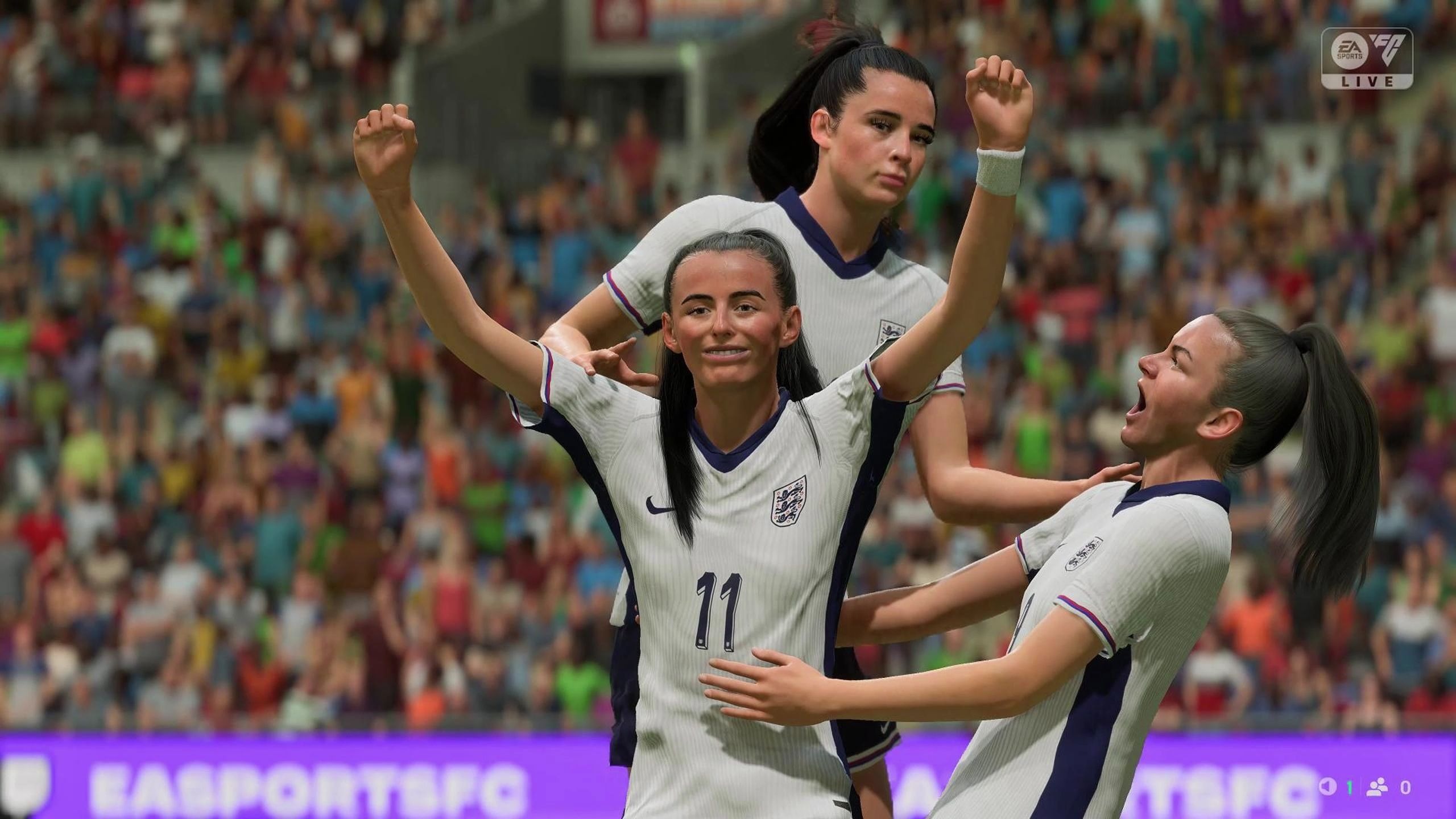 热衷足球的女性选手在比赛中积极对抗