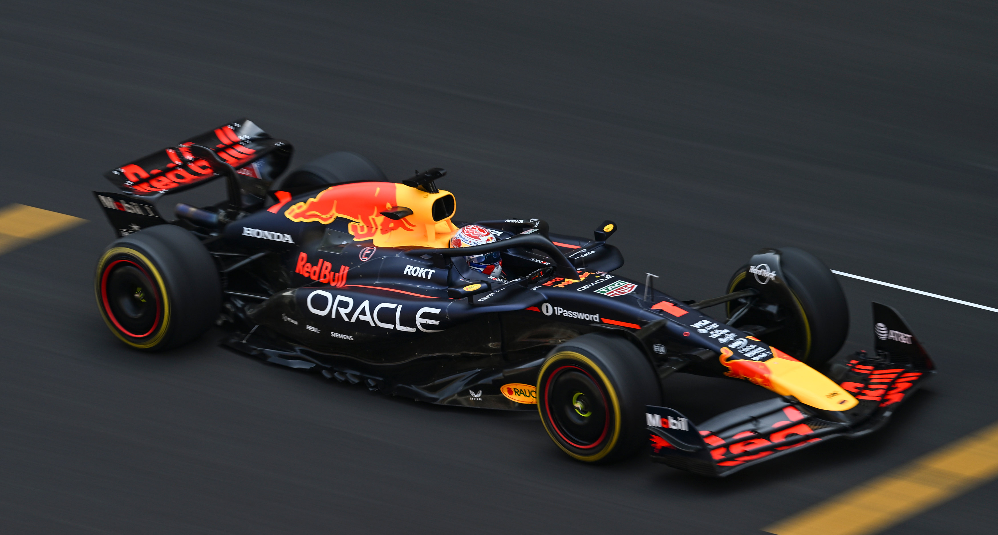 关于红牛车队鏖战索伯车队，汉密尔顿刷新纪录的信息