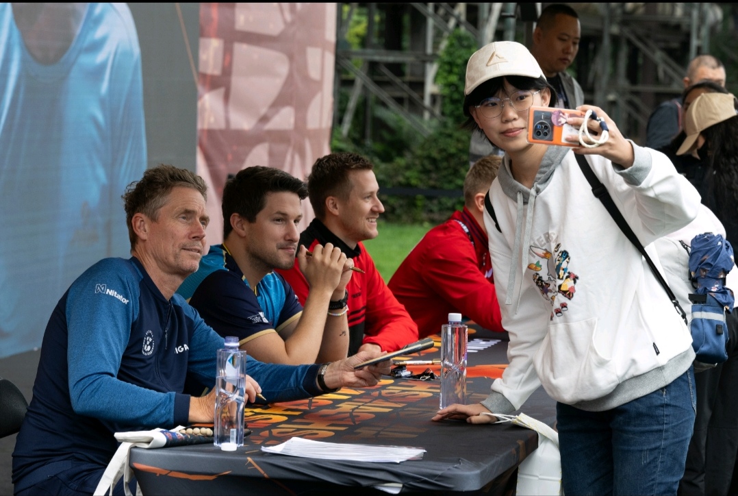 场面火爆！乒乓球观众席沸腾不已