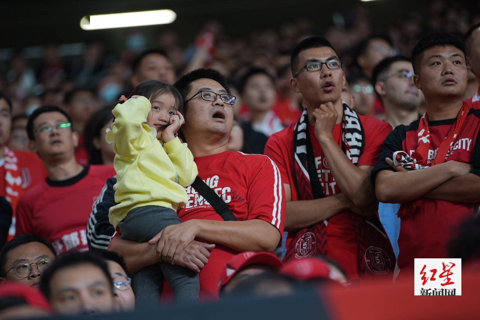 关于场面火爆!足球观众席沸腾不已的信息 关于场面火爆!足球观众席沸腾不已的信息