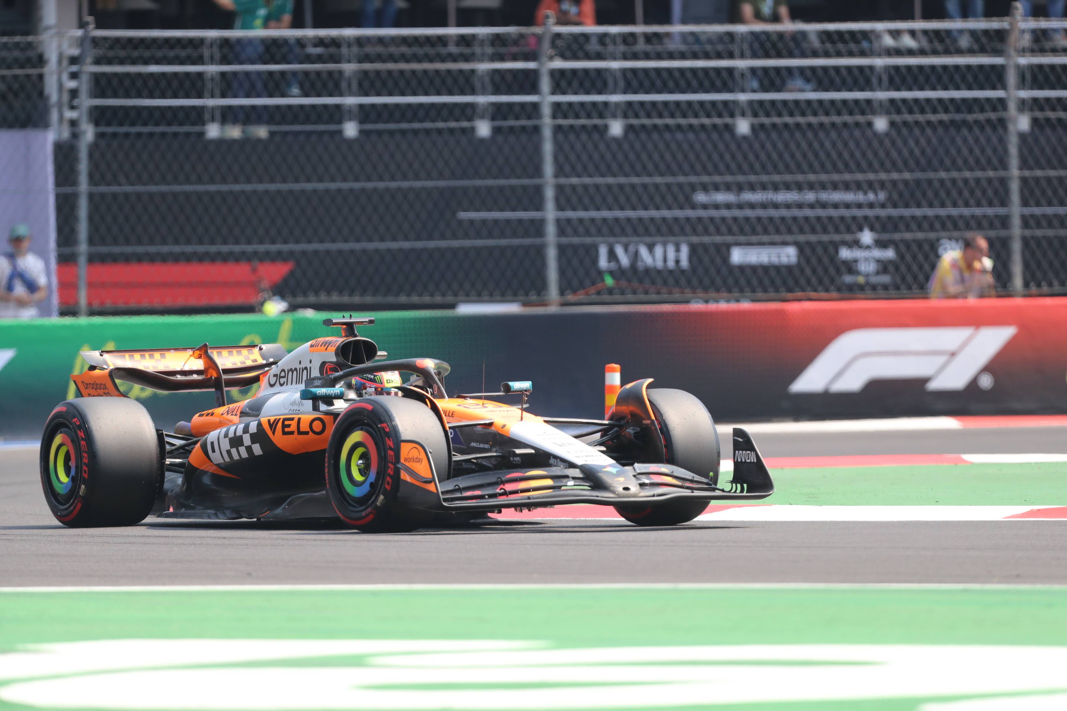 包含迈凯伦逆转哈斯车队，塞恩斯关键制胜的词条