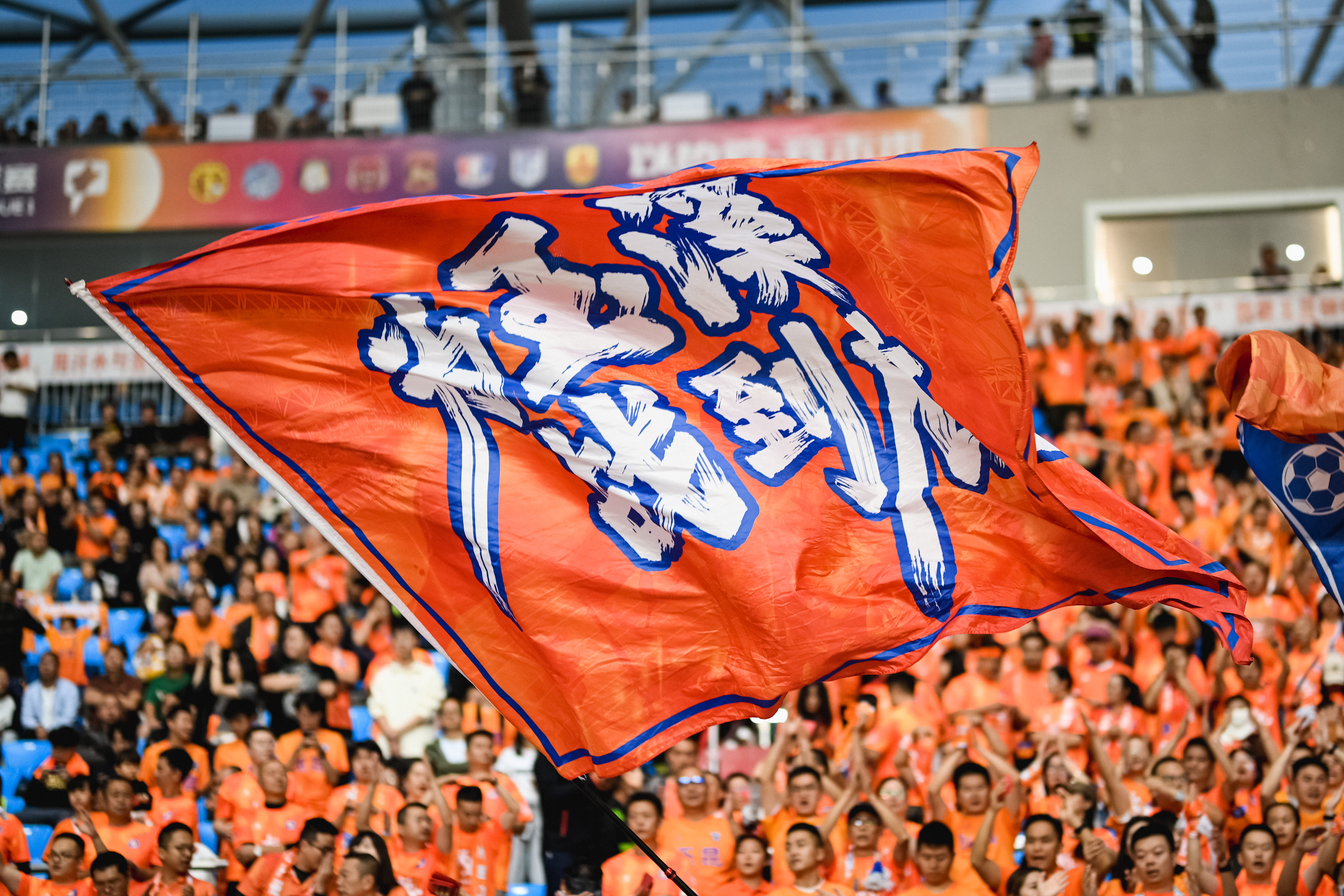 青海球员全队出击在主场获胜