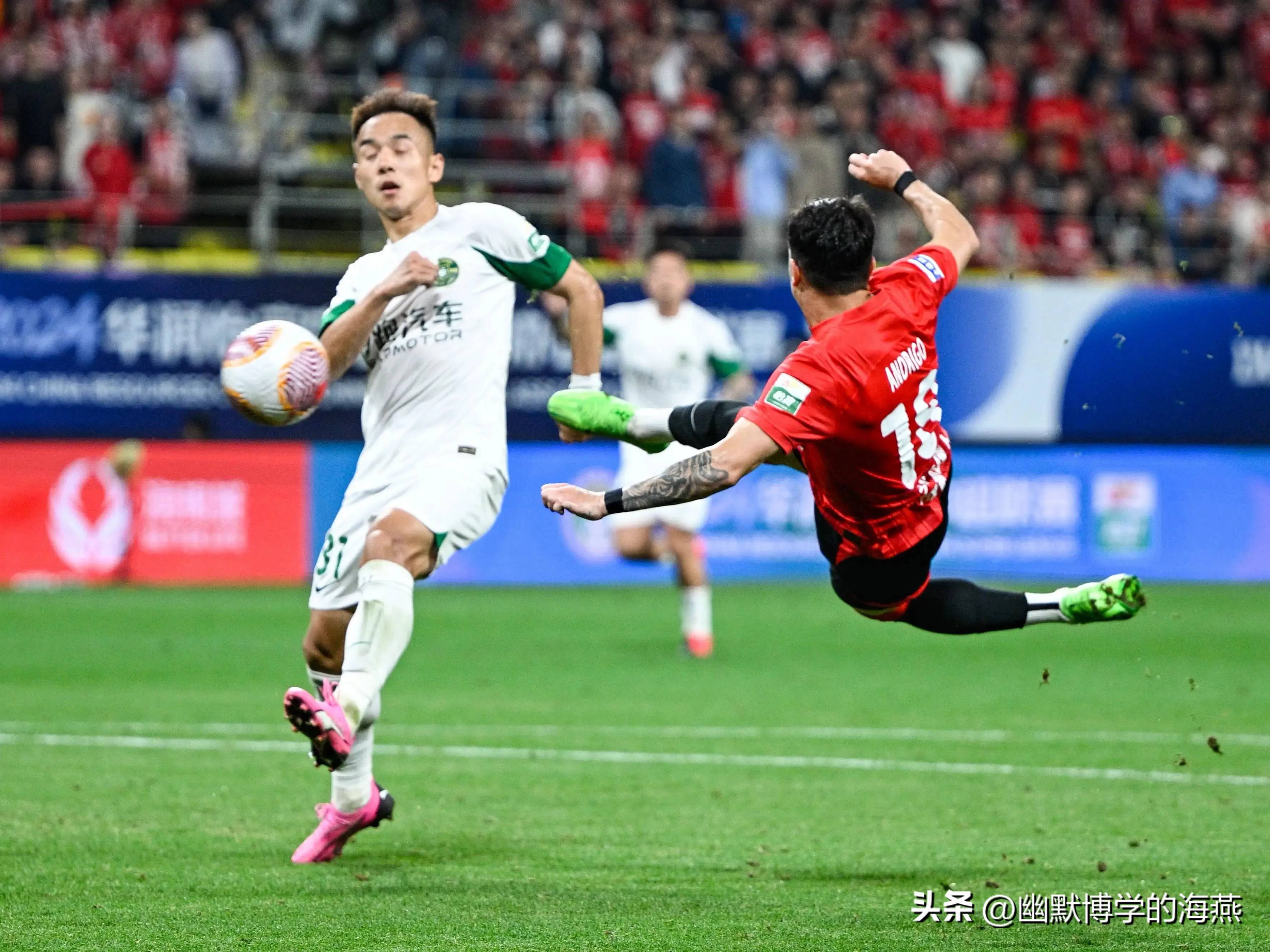 中超球员们在比赛中展现出色技艺