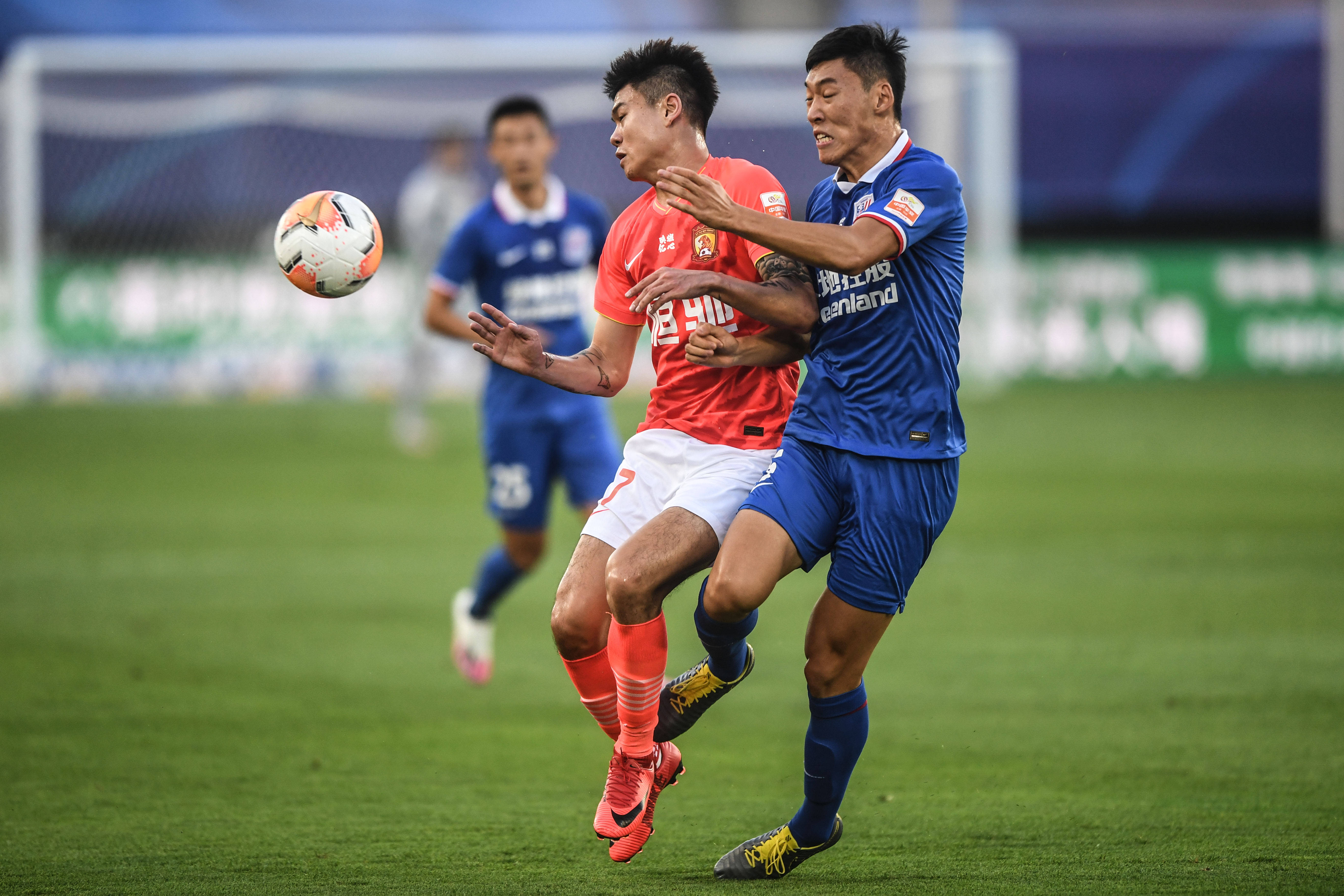 中超球员们在比赛中展现出色技艺